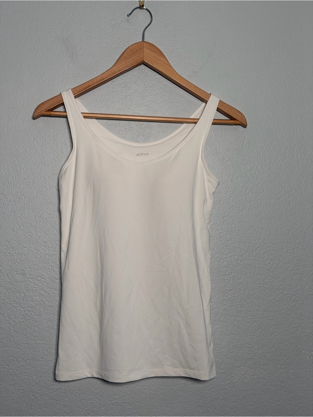 Uniqlo Brami Airism White Scoop Tank Top Built in Bra Medium